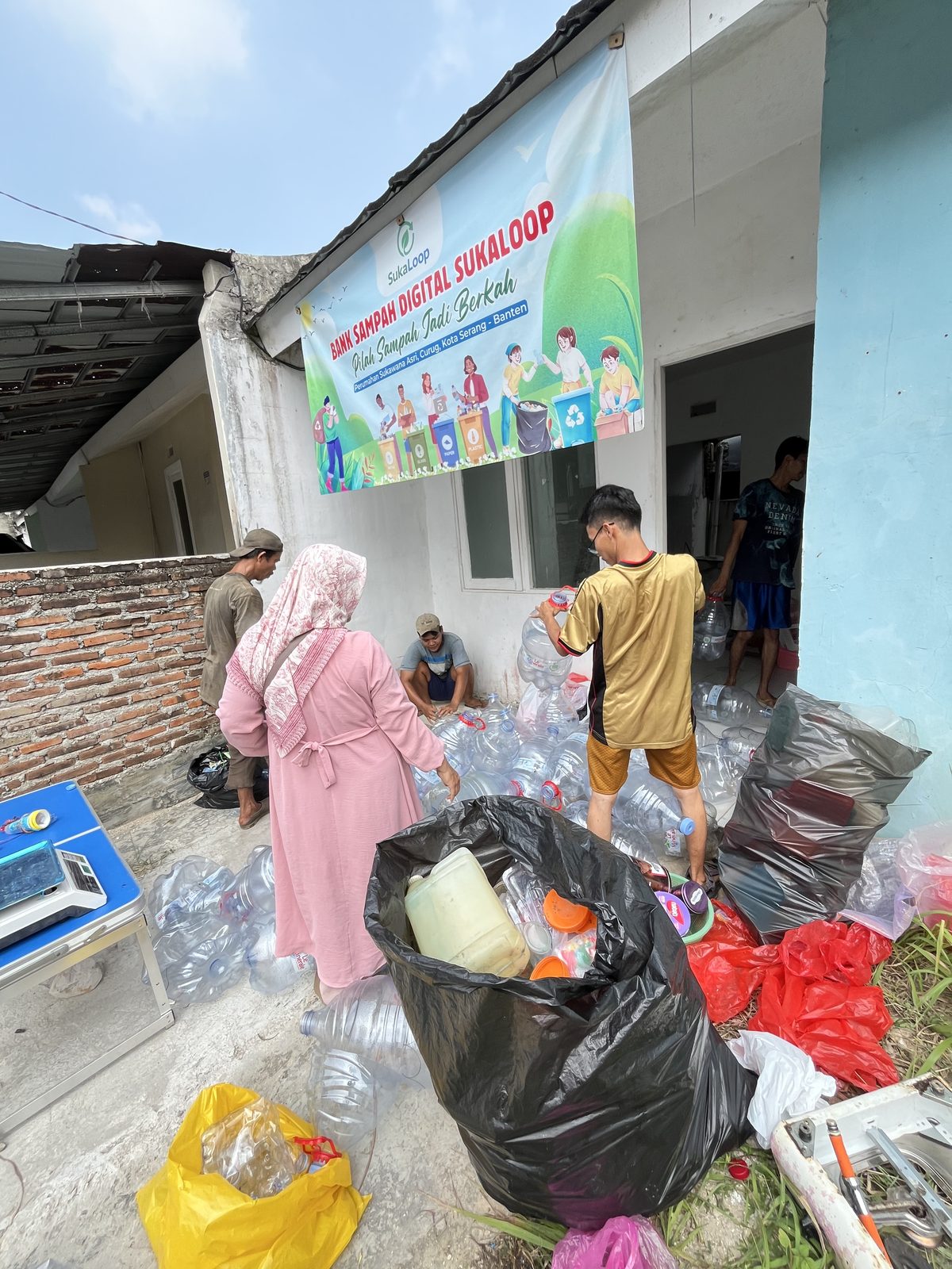 Warga SukaLoop memilah sampah anorganik di titik setor Sukawana Asri