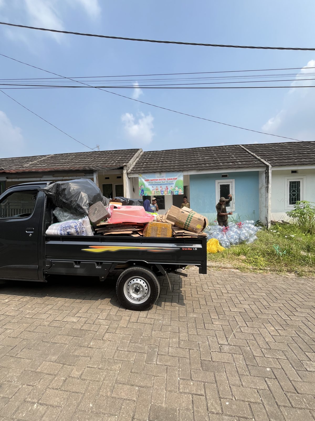 Pickup SukaLoop terisi material terpilah