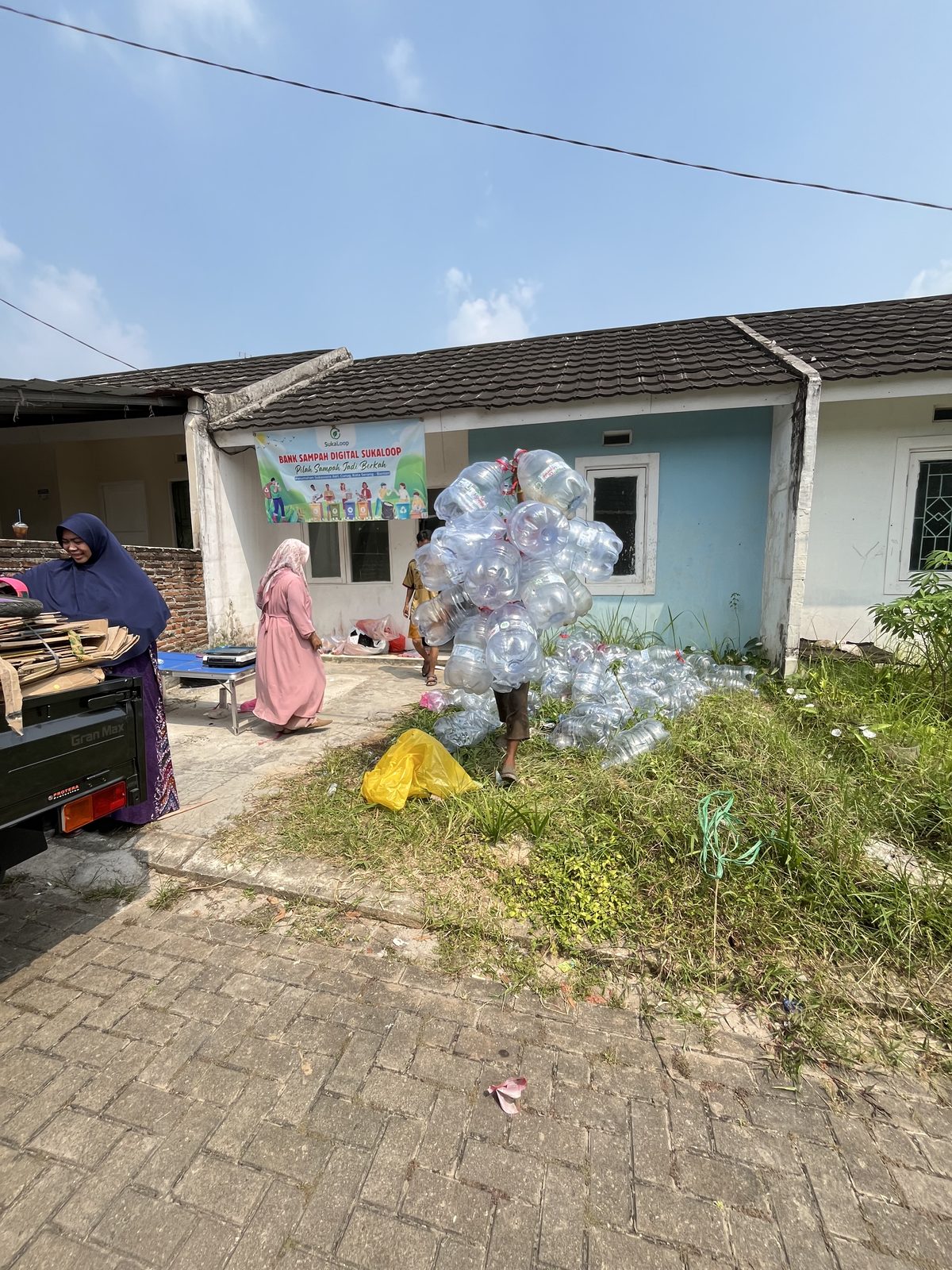 Karung botol PET hasil pemilahan di titik setor SukaLoop