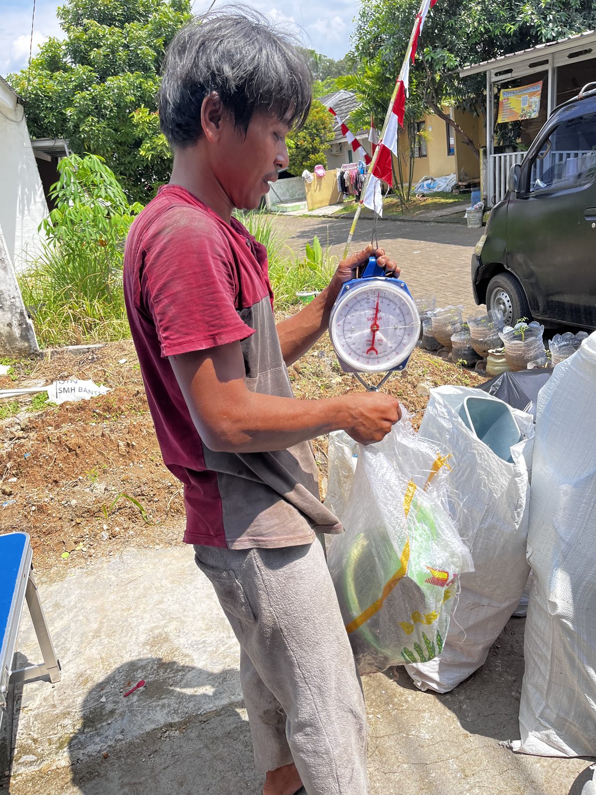 Petugas SukaLoop menimbang material plastik